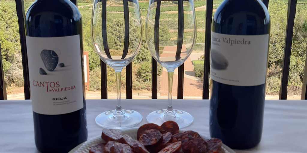 Tardes de verano, reencuentros inesperados, planes improvisados, comidas que se alargan hasta la cena... ¿Sabes qué marida perfectamente con todo esto? Nuestro Finca Valpiedra Reserva. 

¿Con qué lo maridas tú?