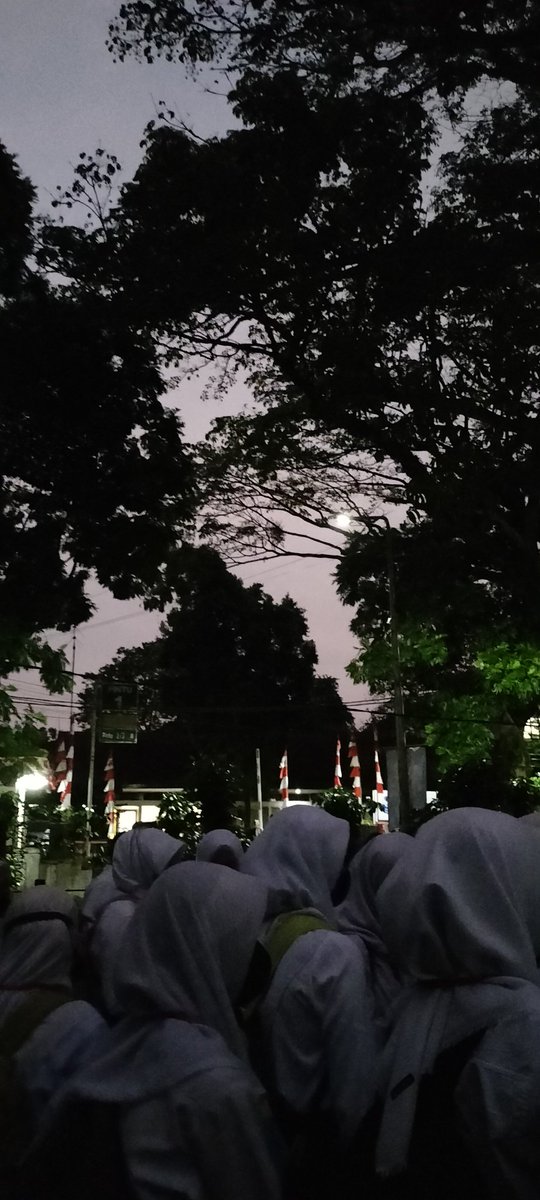 dianaaapl22's tweet photo. Disini kita lagi kumpul di lapangan dan ini orangnya banyak bgttt oiya btw aku armada gatamala adyuta, seseru itu bisa kenalan sama temen baru tiap harinya!!
#MPKMB59SVIPB 
#VOKASIIMPACT 
#TheGlimpseStoryofGatamalaAgrinawa https://t.co/d8yys7odqG