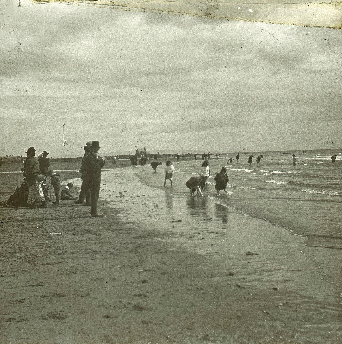 NACHeritage's tweet photo. Today is #PlayInTheSand day and with the recent good weather, many have gotten the chance to play in the sand: Have you?

Here are some pics from our collection of North Ayrshire people enjoying the beach for many generations!

@RhonaEA @les622 @audreynolan https://t.co/K4LfWUHwKd