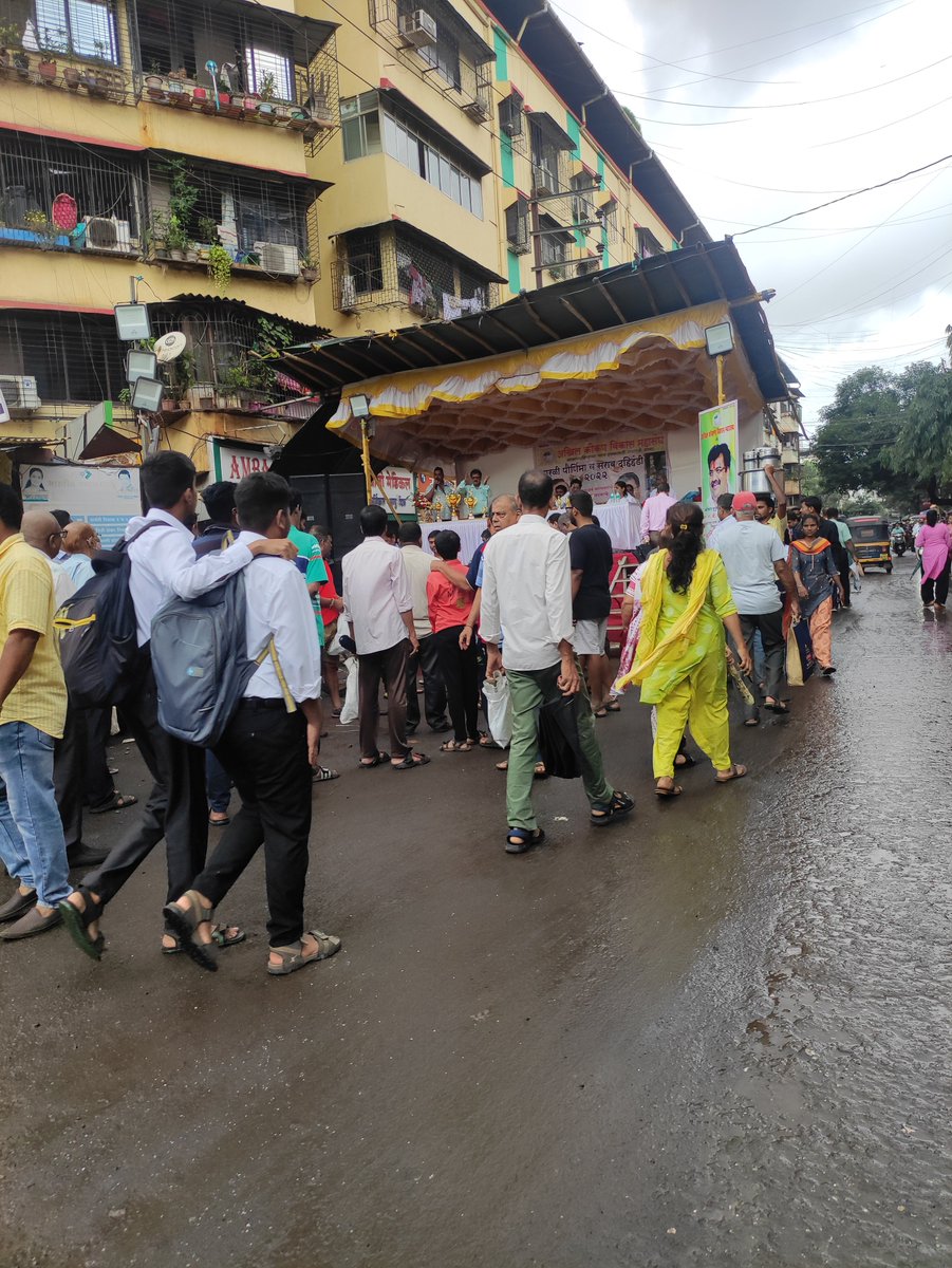 In middle of #Dombivli West, has <a href="/KDMCOfficial/">कल्याण डोंबिवली महानगरपालिका - KDMC</a> given permission? <a href="/AmhiDombivlikar/">/आम्ही डोंबिवलीकर 💕 KDMC #Dombivli</a> <a href="/smart_kdmc/">SMART KALYAN-DOMBIVLI</a> This is main road, already filled with pathholes. Stage will be till 19th seems.