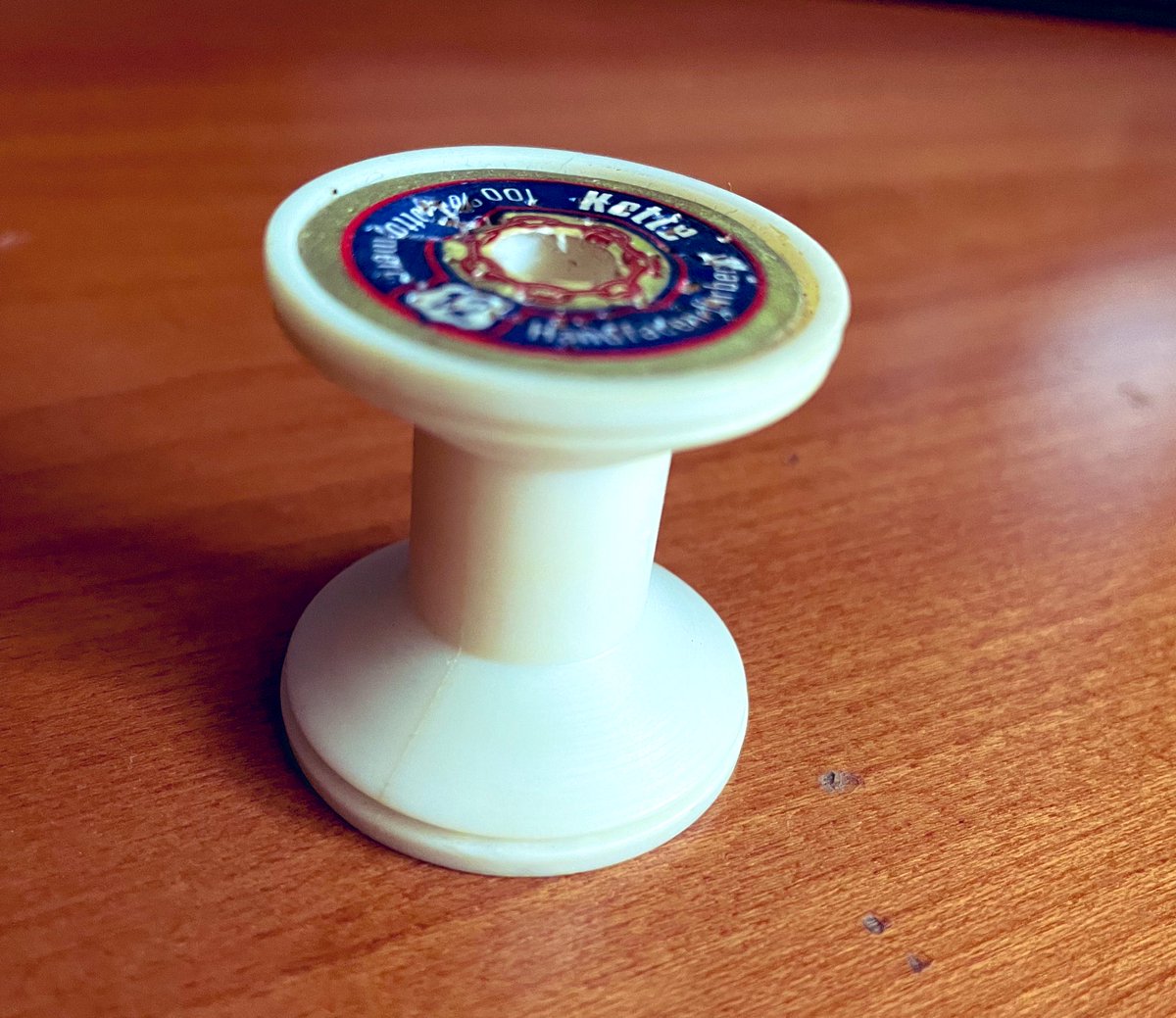 Kann dieses leere Zwirnspulerl mehr Likes bekommen als Gerald Grosz Unterstützungserklärungen?