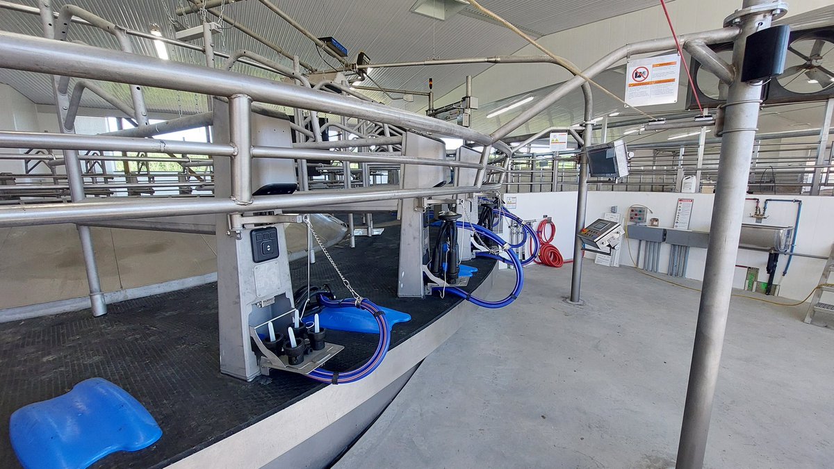 EthanBrownCow's tweet photo. T-minus 6days untill launch of Canada's first @Delaval E300 series Rotary.
- Stainless
- concrete deck
- low profile bail
- auto ID
- redesigned stall front
#ontag #dairyfarming #dairyfarm 
#dairydonewell @NorwellDairy https://t.co/fD99zoqjk3