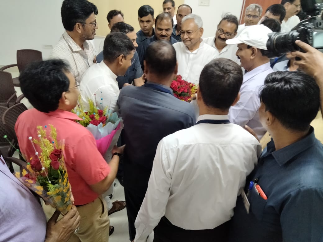 महागठबंधन सरकार के शपथ ग्रहण समारोह के पश्चात बिहार के माननीय मुख्यमंत्री श्री <a href="/NitishKumar/">Nitish Kumar</a> जी को मिलकर बधाई एवं शुभकामनाएं दी।
<a href="/Jduonline/">Janata Dal (United)</a>