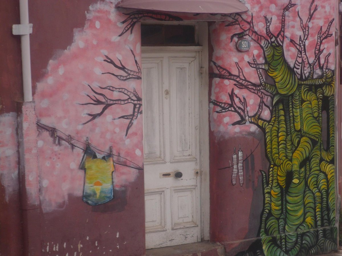 GoogleExpertUK's tweet image. A Chilean is not told to mind your own business…but is told to “Look how far the peanut jumped.” 

"Salto lejos el mani."

Photo: #Santiago 🇨🇱 #Chile