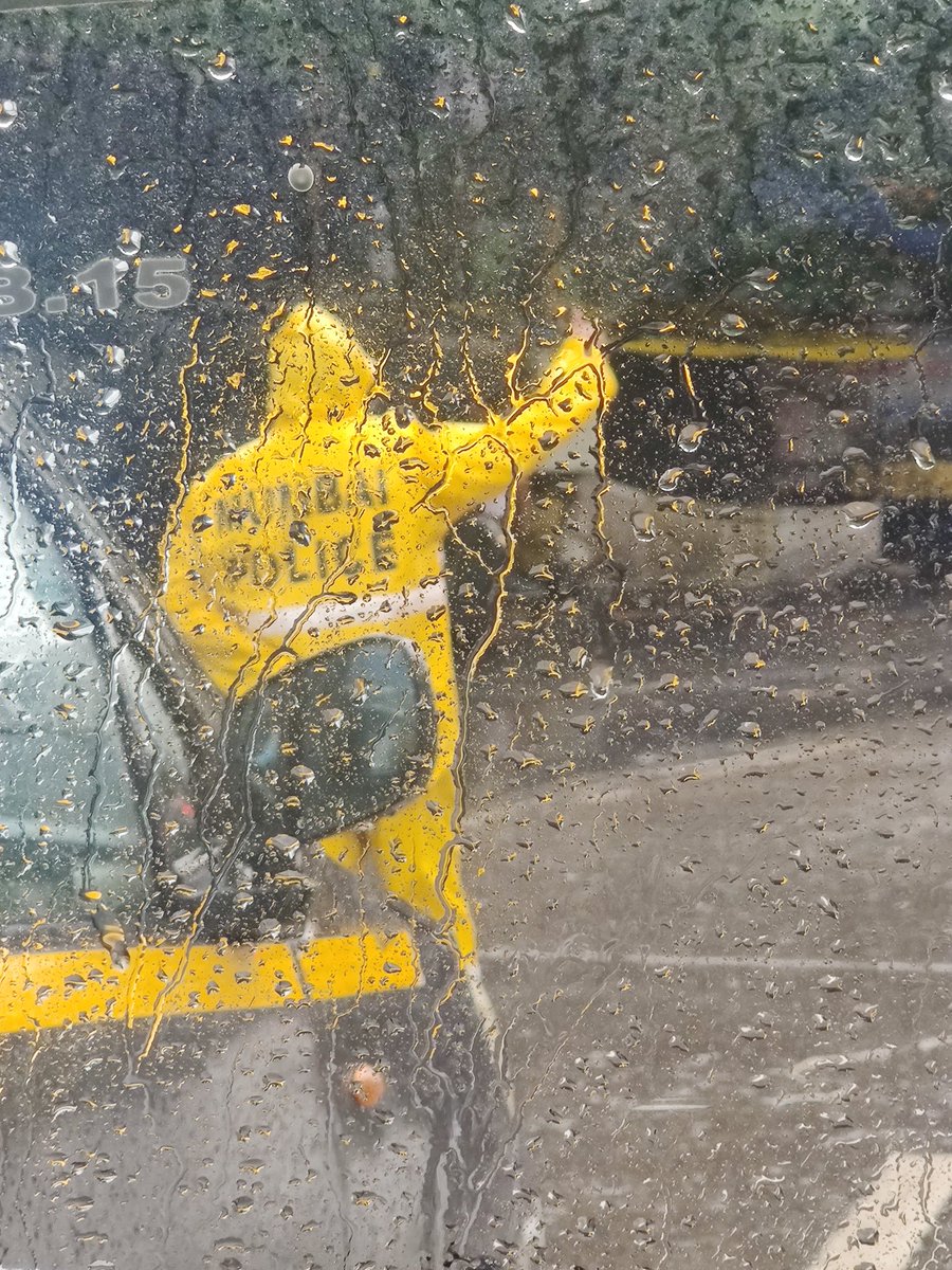 deepanjandelhi's tweet photo. Braving the rains, even during festivities @MumbaiPolice 🙏 https://t.co/1BzjdsV1pW