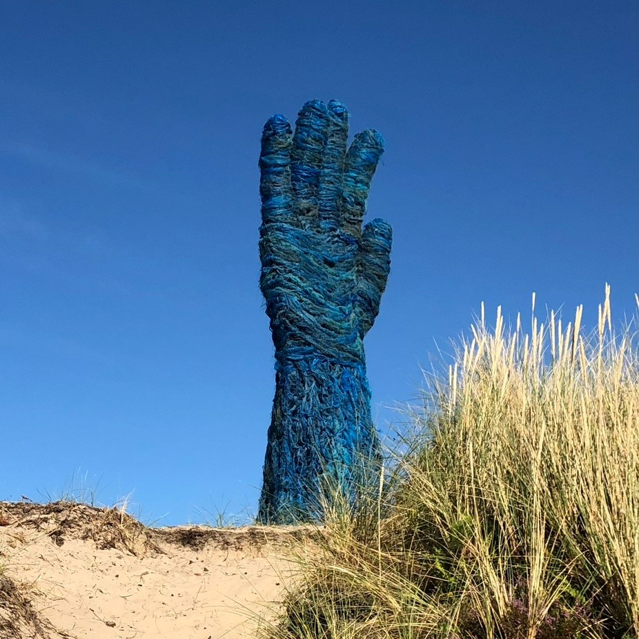 gem_heemskerk's tweet photo. Zwaai je zondag 14 augustus ook naar #Pluis? 👋
Pluis is een kunstwerk van #vispluis. Kleine, plastic draadjes van visnetten die aanspoelen op het strand. Vissen en vogels eten de draadjes of raken er in verstrikt. 🐟🐦
Je ziet Pluis alleen op zondag op het strand van #Heemskerk https://t.co/miVSXVdWQi