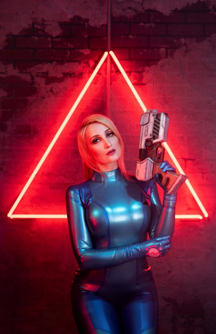 Watch Holly Wolf 🩵🤍's leaked NSFW photo on TwXstars