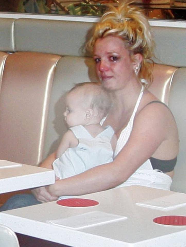crisayonara's tweet photo. essas declarações da britney sobre a relação dela com os seus filhos me deixou triste de verdade pq boa parte dos traumas dela foi por causa das ameaças que faziam dizendo que iriam tirar eles dela... https://t.co/LDDNjQn9wt