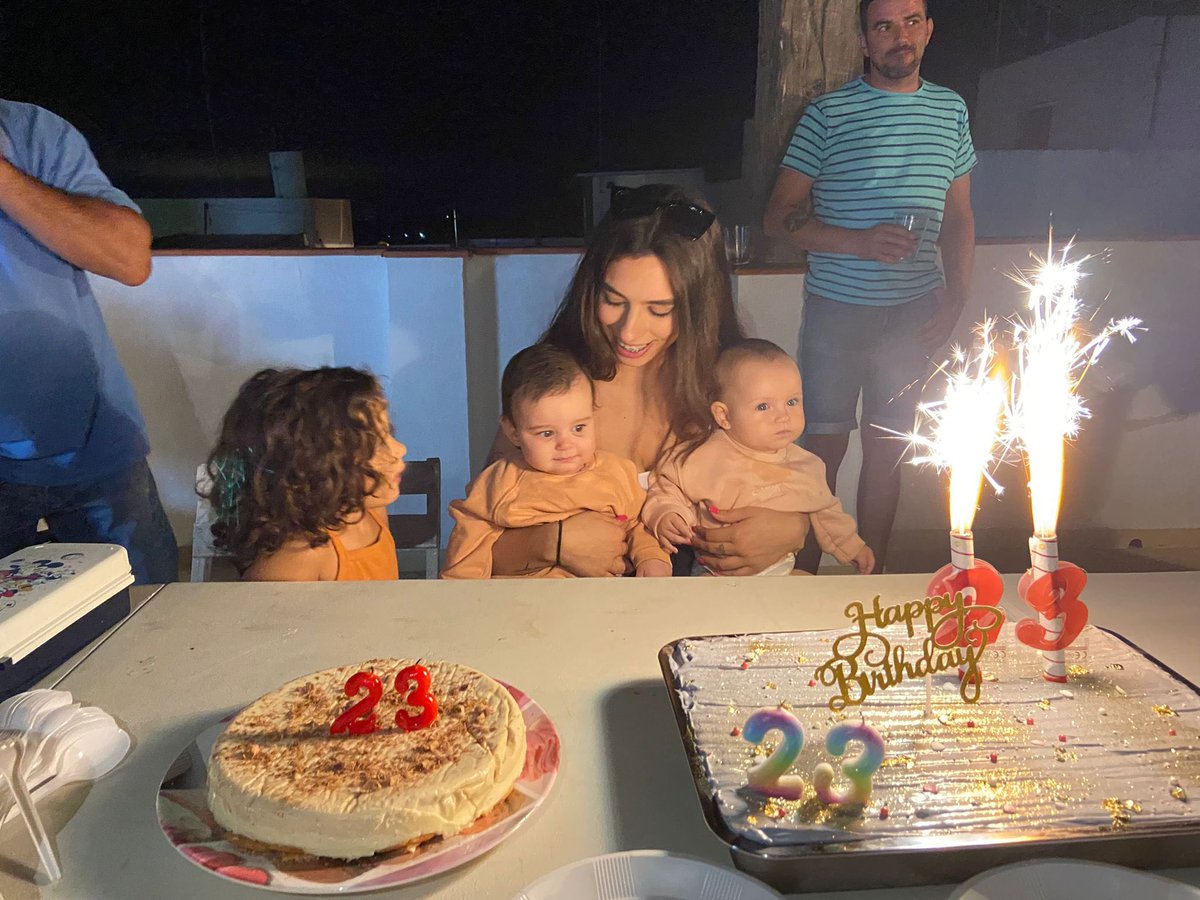 Lo mejor de ayer soplar las velas con mis 3 niñas que las quiero más que a mi vida