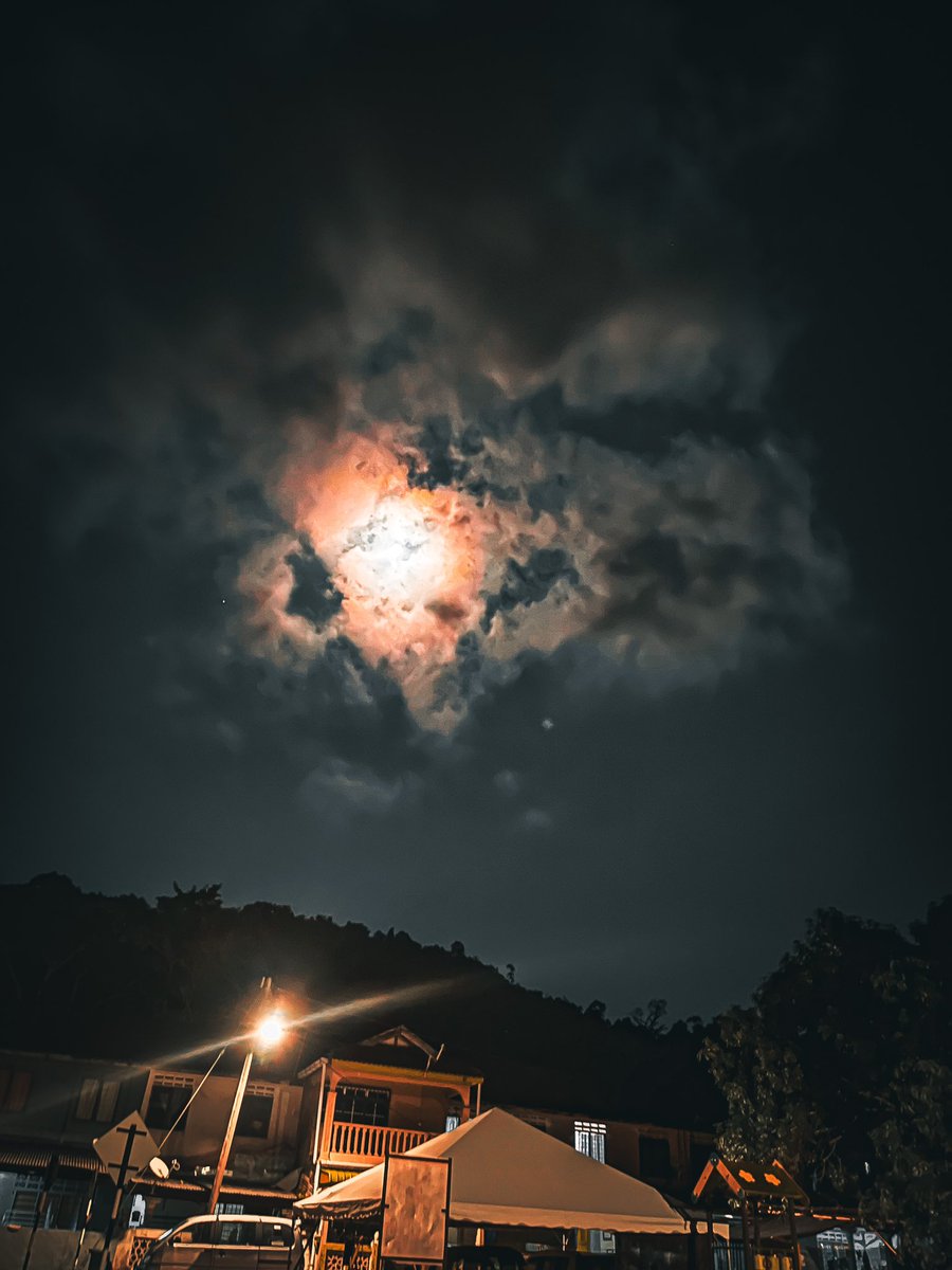 Talking to the moon✨