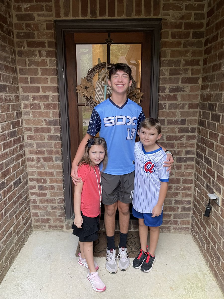 gwlee14's tweet photo. First day of school - 8th for @Braden_Lee19 5th for Connor and Kindergarten for Maddie - 🙏that each will have a great year and be a light #forhim #pelhamfirstday @PelhamSchools @PelhamParkMS @pelhamridge @eastcoastbball https://t.co/dVUATHViX6