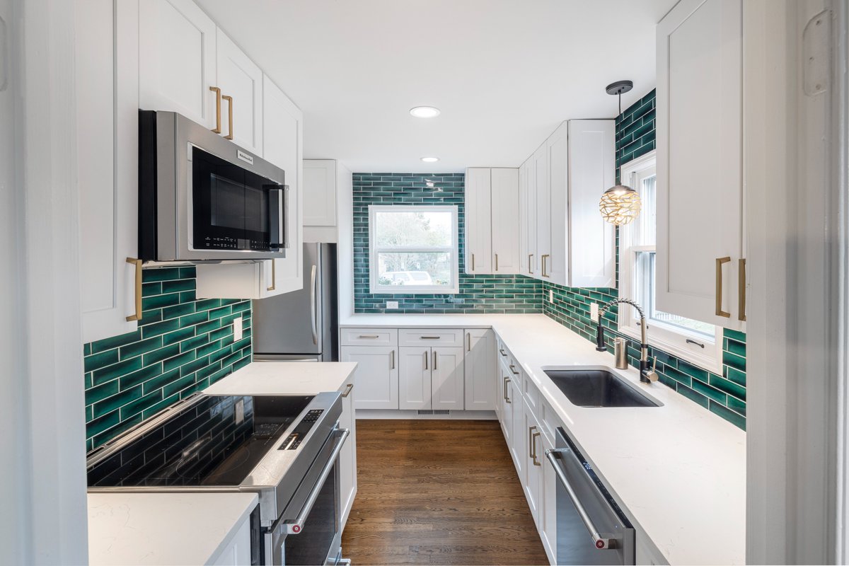 SolidRemodeling's tweet photo. White Kitchen with Green Backsplash in Alexandria, VA

#alexandria #blacksink #brassfixtures #brightkitchen #cnccabinet #delray #goldandblackfaucet #goldpendantlight #greenkitchen #greenbacksplash #kohler #shakercabinets #tileuptotheceiling #transionalkitchen #whitecabinet #va https://t.co/p1qPoqpZiS