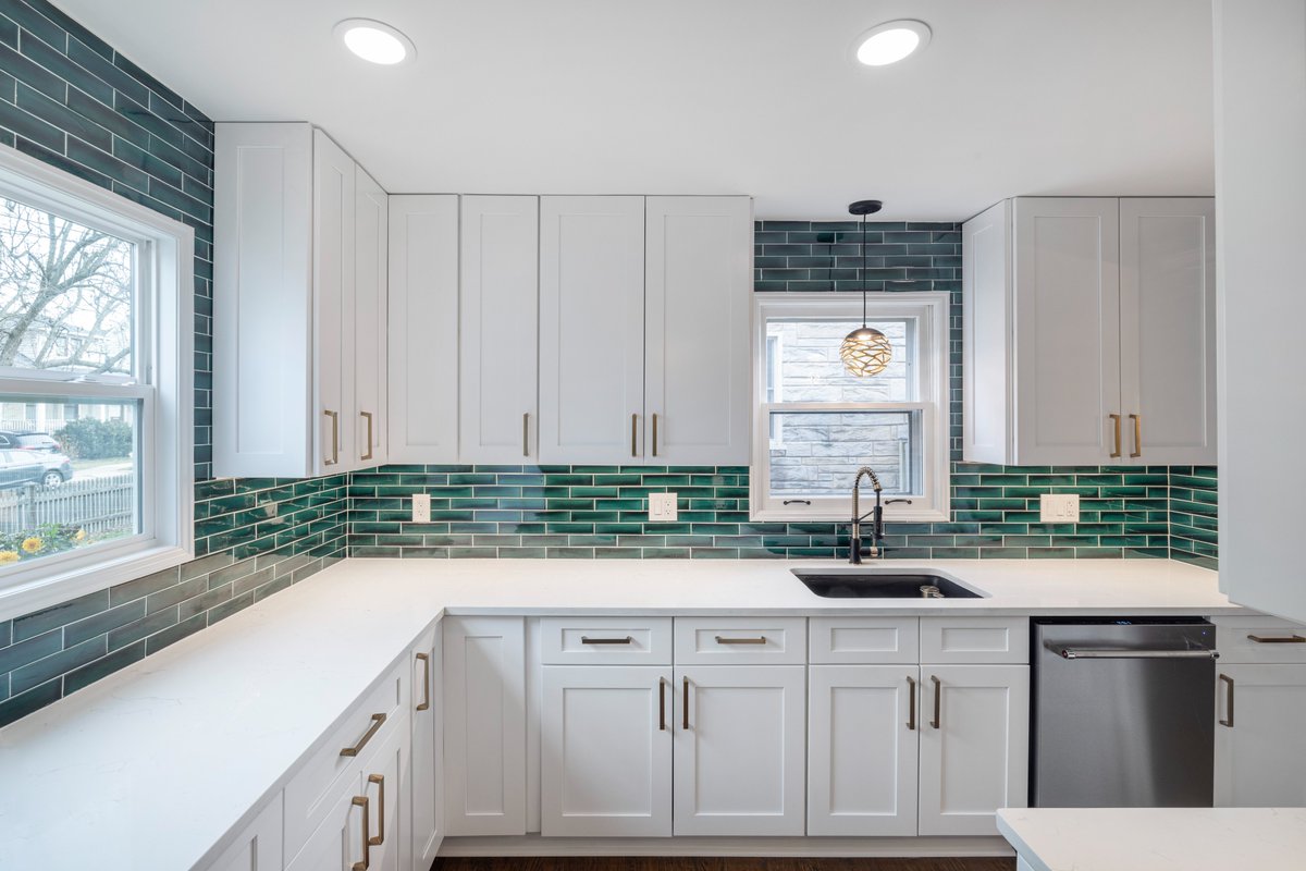SolidRemodeling's tweet photo. White Kitchen with Green Backsplash in Alexandria, VA

#alexandria #blacksink #brassfixtures #brightkitchen #cnccabinet #delray #goldandblackfaucet #goldpendantlight #greenkitchen #greenbacksplash #kohler #shakercabinets #tileuptotheceiling #transionalkitchen #whitecabinet #va https://t.co/p1qPoqpZiS