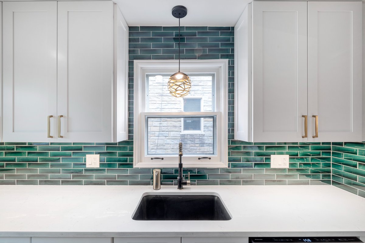 SolidRemodeling's tweet photo. White Kitchen with Green Backsplash in Alexandria, VA

#alexandria #blacksink #brassfixtures #brightkitchen #cnccabinet #delray #goldandblackfaucet #goldpendantlight #greenkitchen #greenbacksplash #kohler #shakercabinets #tileuptotheceiling #transionalkitchen #whitecabinet #va https://t.co/p1qPoqpZiS
