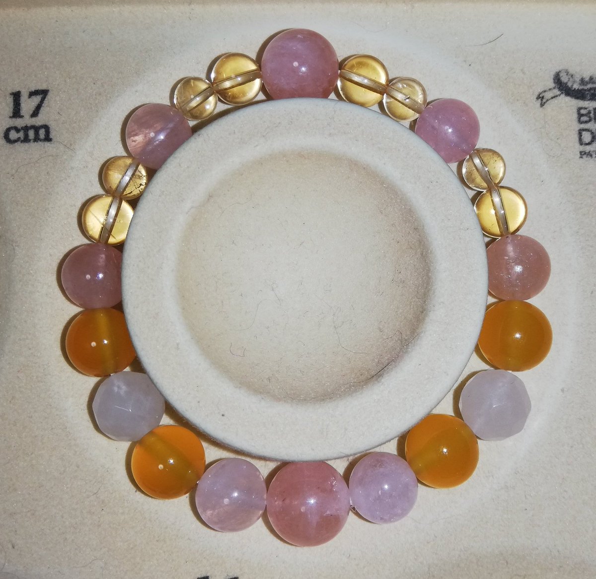 ちなみにモルガナイトはピンクのベリルていいましたが、
エメラルドやアクアマリンなどと同じベリルなんすよ。
ストロベリーミルクに似たカラーでローズベリルとも言われます。