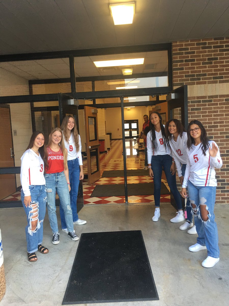 PonderLionPride's tweet photo. Do you recognize any of our first day of school welcoming committee members? These high school student-athletes gave our Elementary & Junior High students a warm welcome this morning to kick off the school year! #OnePrideOneMission https://t.co/nBeCw1eCAR