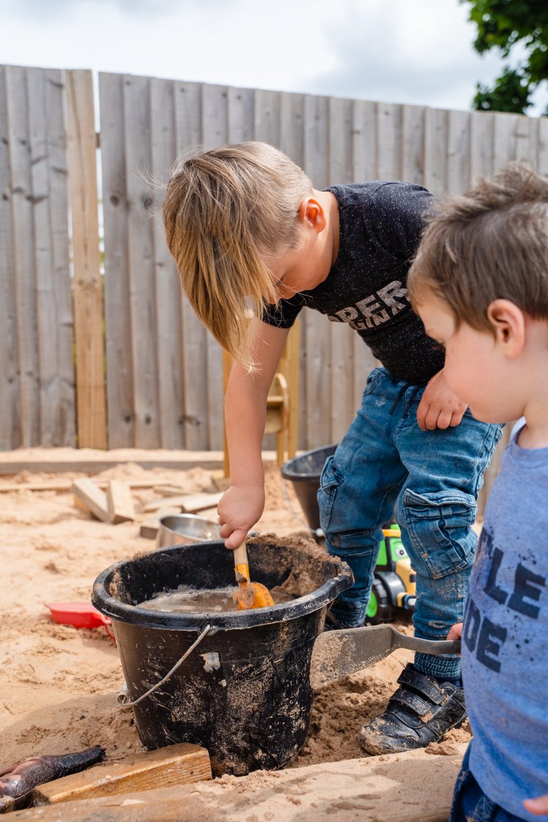 LittleAngelsMar's tweet image. Busy at work ⚒️

Our little builders have been busy building in our large outdoor sandpit. Mixing sand and water to create their very own cement at getting straight to work!

#Preschool #Nursery #EYFS #Childcare #Babies #Toddler #Marcham #Abingdon #Oxford