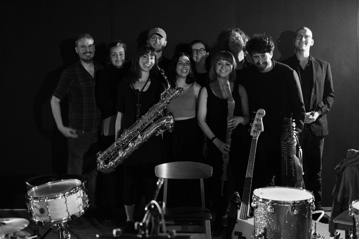 Congratulations to Emergence Collective Music Ensemble for their first sold out gig! 🤩🎻 The new improv ensemble features Sheffield based musicians, many of which are @sheffieldalumni and studied performance with the multi-instrumentalist Tim Knowles. #sheffield #musician