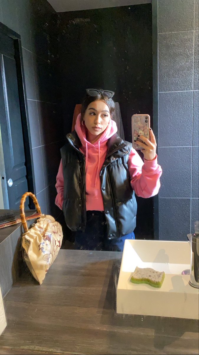feretsarah's tweet photo. salut si qlq aurait trouvé ce sac à canet place med hier svp je peux récup mes papier d’identité au moins ? 🥲🥲🥲🥲🥲🥲🥲🥲 https://t.co/2tVMaHJjpj
