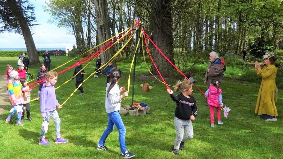 iVisitNI's tweet photo. Meet the word-famous Armagh Rhymers &amp; join them, this September on a journey through Armagh City's secret urban orchard involving masks and music, merriment, and mirth.
@ArmaghRhymers 

For more information - https://t.co/WpNniv56qm

#NorthernIreland #event #familydayout #kids https://t.co/kO1fDo98Bz