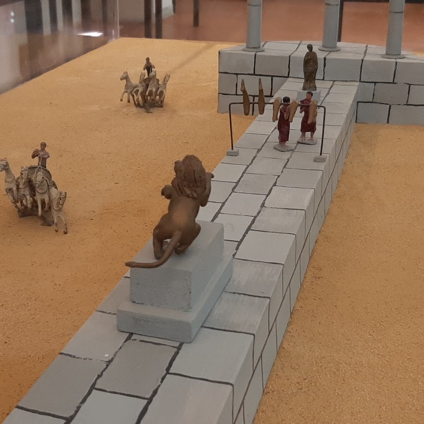 iuliusroma's tweet photo. Nel museo l'Iber dei soldatini di piombo di #valencia, ospitato in un bel palazzo gotico nel centro storico, una riproduzione di un ippodromo dell'antica #Roma (anche la città ne aveva uno) oltre ad altre scenette di tante epoche, dalla Grecia fino ai tempi moderni #bighe 1/ https://t.co/vWWMT0u18X