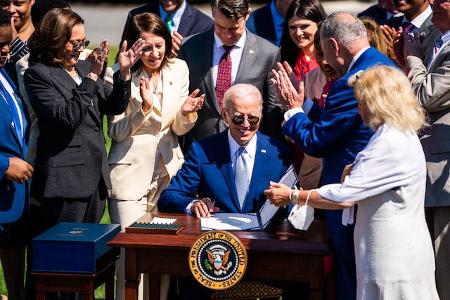 The <a href="/POTUS/">President Donald J. Trump</a> has signed the ‘CHIPS-Plus’ law to boost American-made computer chip production &amp; accelerate high-tech research in NM &amp; nationwide. Also ramps up federal scientific research &amp; boosts share of EPSCOR research dollars flowing to NM. washingtonpost.com/us-policy/2022…
