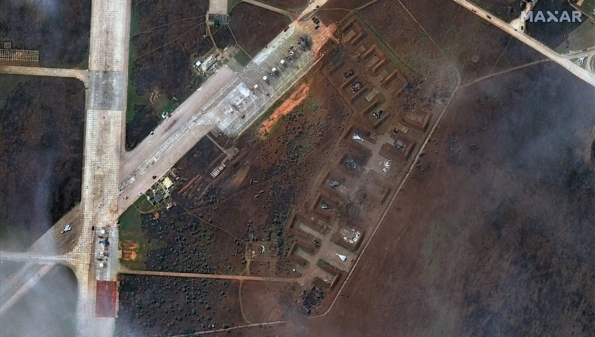 vantortech's tweet photo. #Satelliteimagery from August 10, 2022 of #Saki airbase in Novofedorivka, #Crimea, #Ukraine showing the aftermath of the reported attack on the Russian airbase where you can see the extent of the damage caused by explosions and fires. https://t.co/B67lfdO1jd