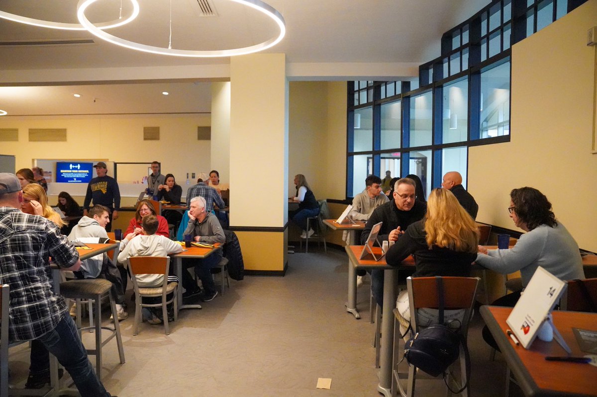 Families helping students during move-in can eat for free in one of dining halls. 👍

Dining Halls ➡️ go.wvu.edu/Udfm5
