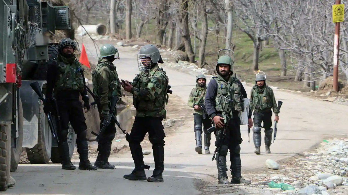 mediaindiagroup's tweet photo. 3 soldiers killed &amp; 2 hurt in attack on #IndiaArmy camp in #Rajouri in #JammuKashmir. 2 suspected terrorists also killed in encounter at #Pargal. @JmuKmrPolice allege Lashkar-e-Taiba, #LeT, terror group behind today's attack. #MIG @adgpi @manojsinha_ https://t.co/jNSE1HDKIm