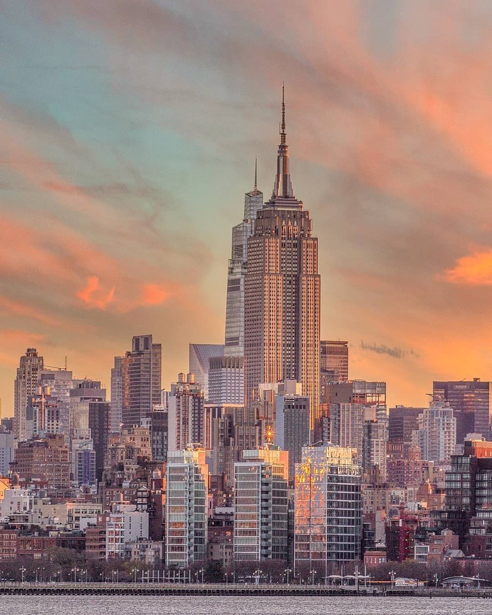 EmpireStateBldg's tweet photo. Creamiscle clouds 🍊
📷: everdayimshuttering/IG https://t.co/fQ4SzfNa1L