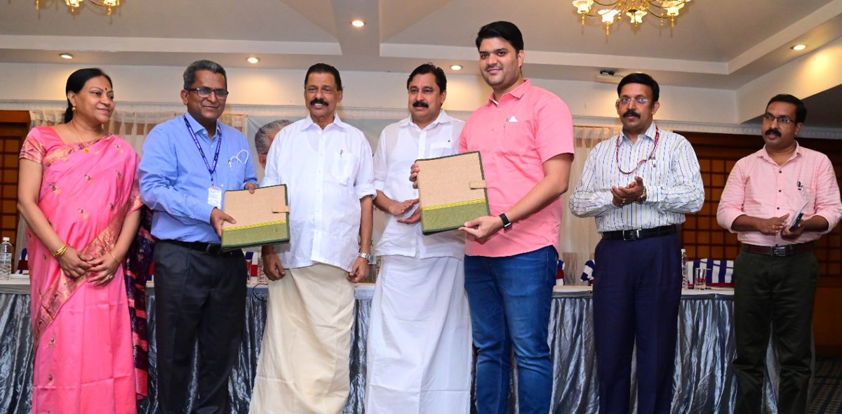 Kudumbashree is taking yet another important step. At post offices, #Kudumbashree volunteers will carry out parcel packing. #Thiruvananthapuram GPO is hosting the pilot project. <a href="/IndiaPostOffice/">India Post</a> and @KudumbashreeWeb signed an MOU today.