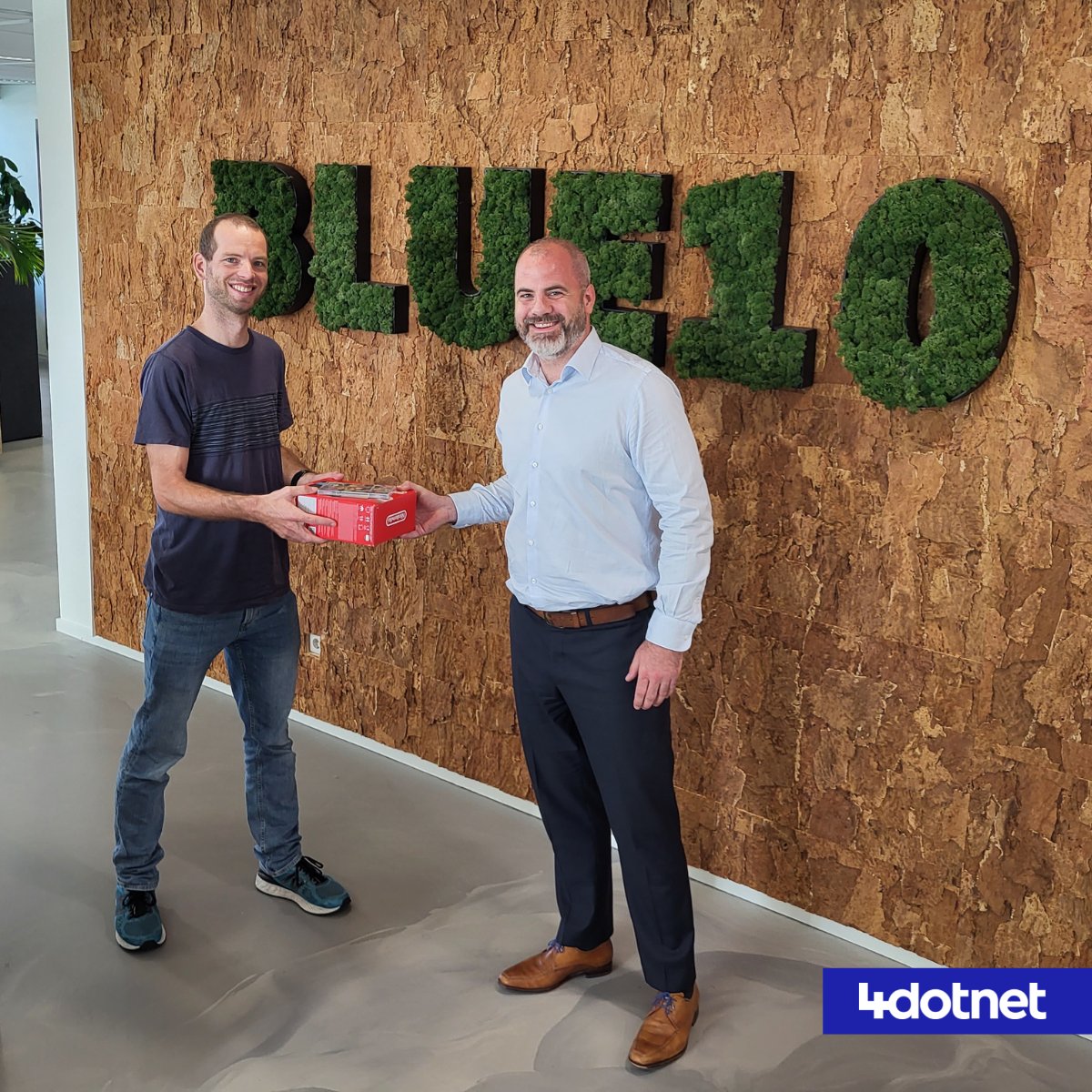 Leuk om mensen hiermee blij te maken! In de 4Dotnet stand op Azure Lowlands kon je deze Nintendo Switch OLED met Mario Kart 8 Deluxe game winnen. 4Dotnetter Theo Burghart leverde deze gave prijs persoonlijk af bij Bart Spruijt. Veel plezier hiermee, Bart!