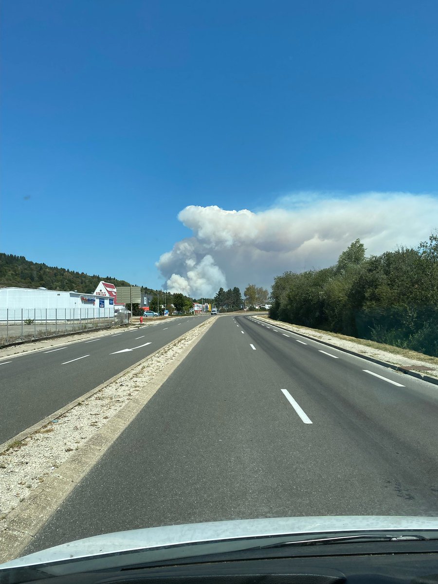 jeanphi01's tweet photo. L’incendie de #cernon vu ce matin depuis #oyonnax dans l’#ain. #incendies #jura https://t.co/nSczp0XXay