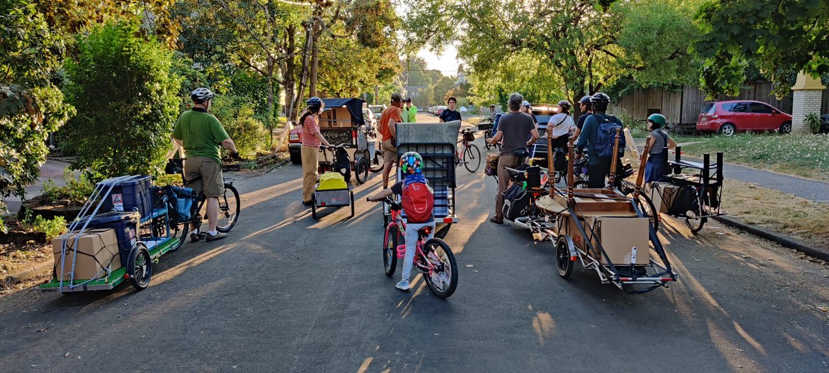 RescueEwe's tweet photo. Residential move by bike! No truck required. Even the kid hauled something in her backpack!
 #EveryBikeIsACargoBike #20FewerCars #WhatGasPrices #BlumenauerBridge #WeHaul 
 #PDX #CargoBikes #MoveByBike https://t.co/Mc2zlPxrEK