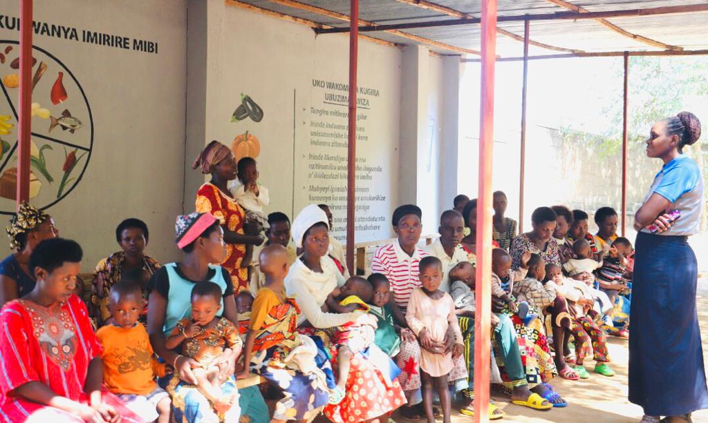 GSF_RC's tweet photo. Muri gahunda yo kwirinda no kurwanya imirire mibi n’igwingira ku bana bari munsi y'imyaka 5, ababyeyi bahabwa inama zitandukanye bakanigishwa gutegurira abana babo #indyo yuzuye. Ni uburyo bwo kubaka imbaraga n’#ubuzima bwiza by'umwana
#Turengereumwananone #turengereejohazaza https://t.co/csAB7uUxfj