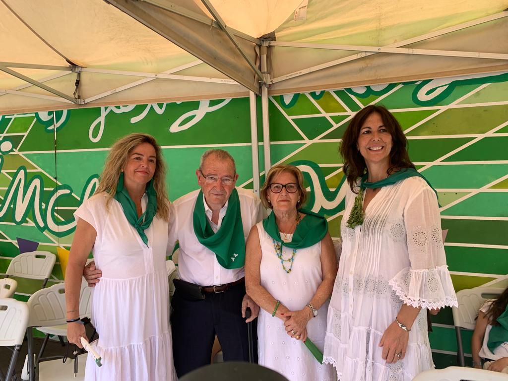 comerciohuesca's tweet photo. Hoy hemos vivido una mañana entrañable durante la #FiestadelComercio 💚

Poder compartir con todos vosotros un día tan especial, muestra el apoyo de los oscenses a #ComerciodeHuesca. Gracias a todos!!

#ComercioHuesca #SanLorenzo2022 https://t.co/a50G4PuKsj