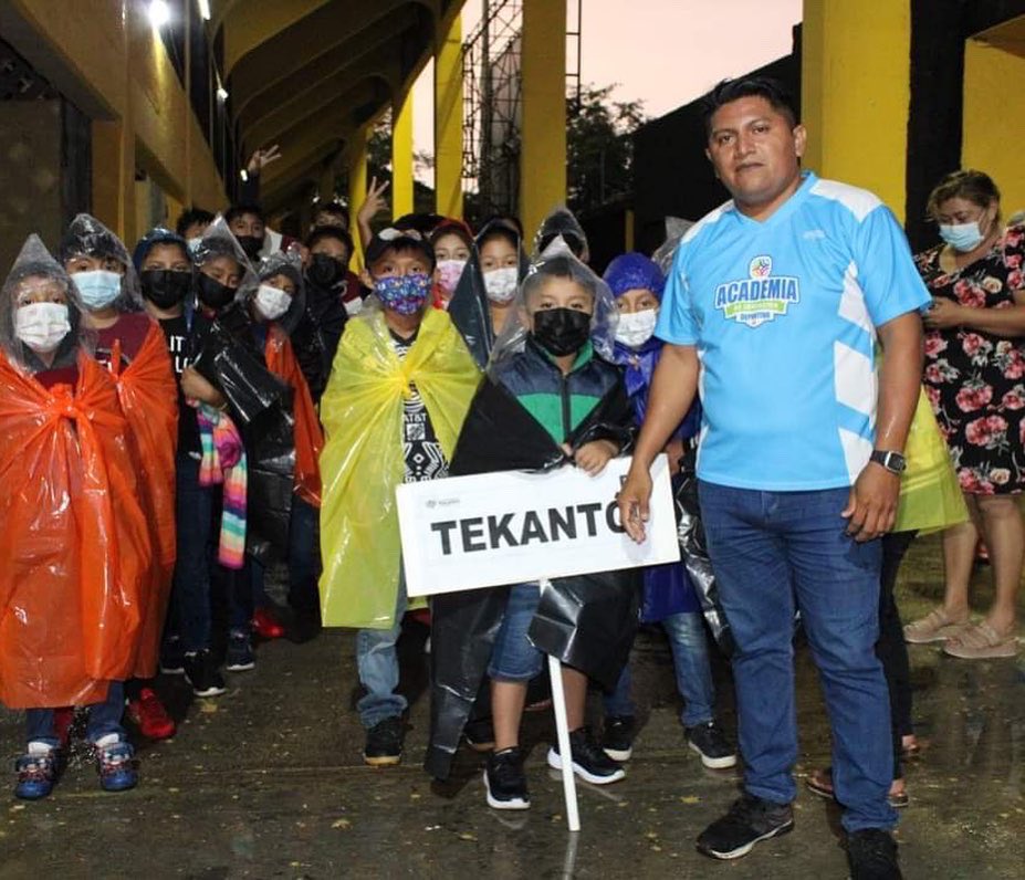 calinsaenz's tweet photo. Identidad…
A pesar de la lluvia y reconociendo la motivación de niñas y niños de las academias de iniciación de #Tekanto y #Buctzotz, los recibimos a invitación del Gobernador @MauVila para apoyar a nuestros @venadosfc en contra de los @Dorados https://t.co/4nkRkn85Qm