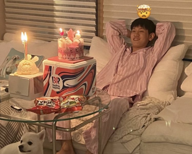 crushdoingthing's tweet photo. cant believe doyou is matching with one cake and hyoseob with the other https://t.co/xwJj7wZhHy