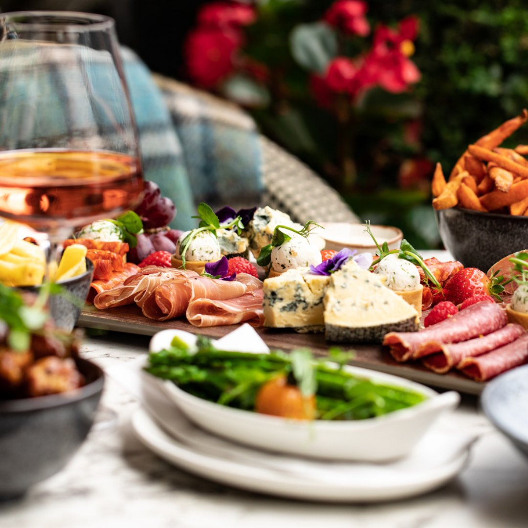 MetropoleCork's tweet photo. Our new light bites & cocktails menu features exceptional locally sourced and foraged ingredients.
Make a reservation: https://t.co/b2Wb3HINpK
#LightBites #Cocktails #SharingBoards https://t.co/UiPes3nj1D