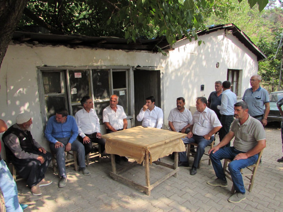 AvYusufbilgili's tweet photo. 📍Ergenuşağı

Milletvekilimiz Sn. @ahmetzenbilci 
İlçe Koordinatörümüz @islambunul  teşkilatımız ile Ergenuşağı mahallesinde vatandaşlarımızla biraraya gelerek Cumhurbaşkanımız Sayın @RTErdogan selamlarını ilettik. https://t.co/aQ9ahSnL4t