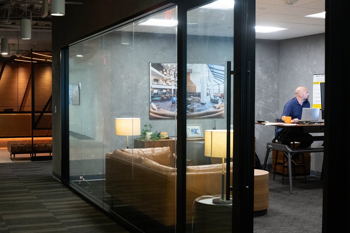 AriumAE's tweet image. #AriumAE partnered with Digney York Associates and Elkay Interior Systems to renovate a 13,000 SF office space in Vienna, VA. Project included a dramatic lobby experience, an ample break area, showcase millwork/furnishings &amp;amp; displays. #Architects #Engineers #interiordesigners