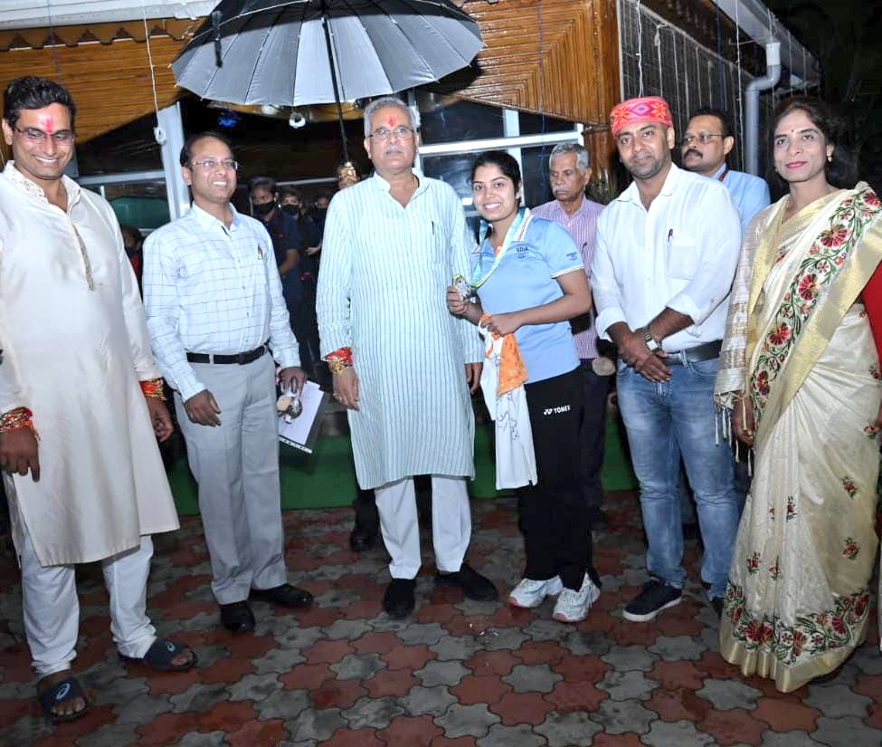 छत्तीसगढ़ के यशस्वी मुख्यमंत्री <a href="/bhupeshbaghel/">Bhupesh Baghel</a> जी से मुलाकात कर आशीर्वाद प्राप्त किया मुख्यमंत्री जी ने अद्भुत सफलता से प्रसन्न होकर छत्तीसगढ़ का गौरव बढ़ाने पर राज्य  में नौकरी देने की त्वरित घोषणा कीउक्त सौजन्य मुलाकात में विधायक भिलाई  <a href="/devendrayadvinc/">Devender Yadav</a> .Sonal Kumar Gupta rahe.