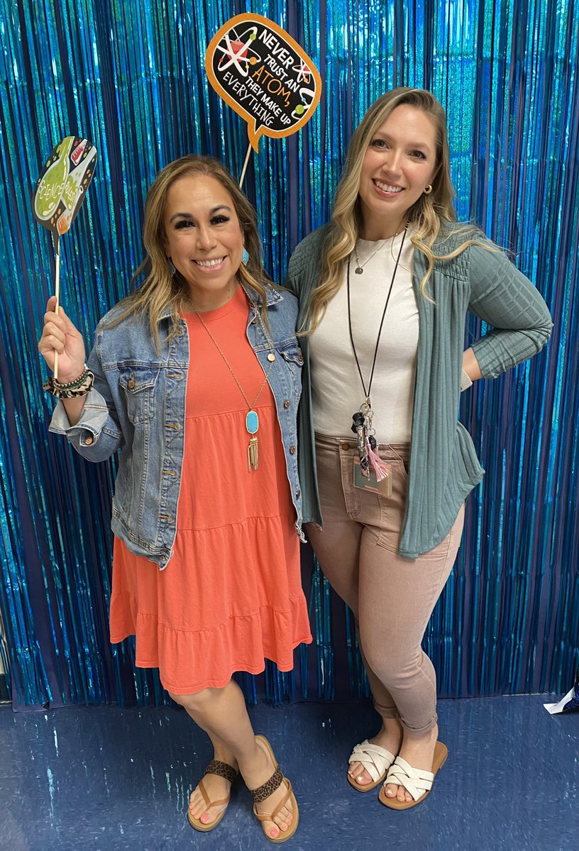 TeacherFelisha's tweet photo. Snagged a picture with @mrsmartinezkids … Just working toward being Mrs. Frizzle at our Science facilitator training! #nisdsciIgnited #NISDElemScience @NISDBOONE #booneignited https://t.co/rGy3K0QnAx