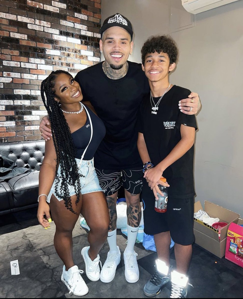 SikiraT's tweet photo. #OMGgirlz w/ Chris Brown last night #OneOfThemOnesTour #Breezy #ATL #ReginaeCarter #LourdesRodriguez
#ZonniquePullins #BahjaRodriguez #ChrisBrown #LilWayne’s #kids -i love how he matches whatever energy in each picture lol i feel like he be liii “what we doin?” 😆☺️ #TeamBreezy https://t.co/4H8YtuTHF3