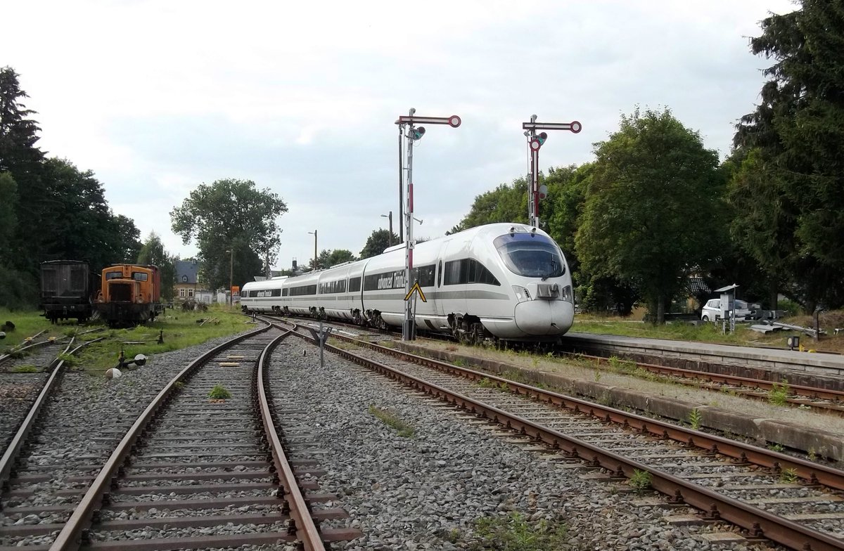 ThomasBartels83's tweet photo. @DB_Bahn @DB_Presse Der weltweit letzte betriebsfähige Diesel-ICE "advanced TrainLab" 605 017 ist in dieser Woche wieder bei mir im #Erzgebirge auf Testfahrt. 🚆🌄📸 #Bahn 😉 #DieselICE #advancedTrainLab https://t.co/7xMFCwsX6F