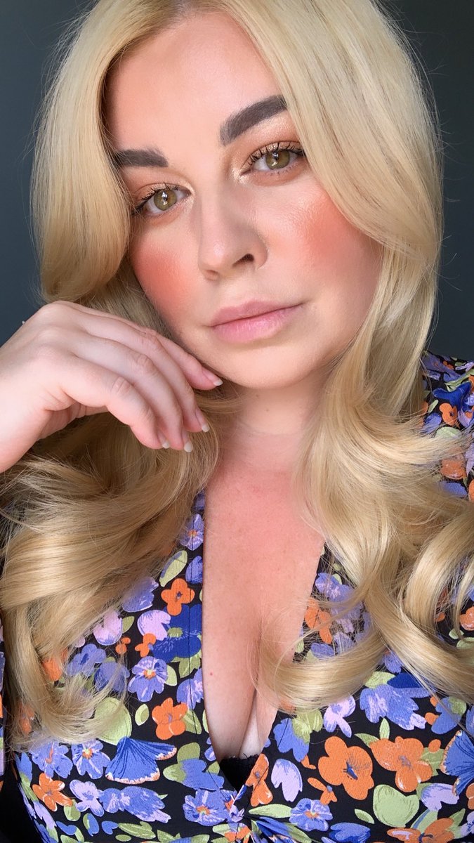 beckyboohowells's tweet photo. I wish I looked like this today ffs! Struggling 🥺🤒 #sorryformyself #curves #curvywoman #greeneyes https://t.co/jeogJnLdvm