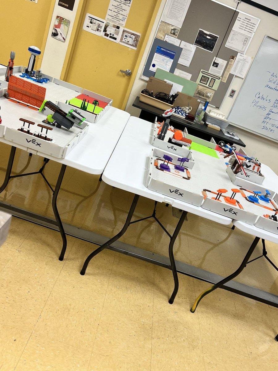MrsDonnell1's tweet photo. Thank you for our Vex kits and a wonderful PD @STEAMDesignated @MDCPSRobotics @CrestviewES https://t.co/VmXI06FfBo