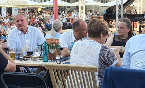 ddwiedersetzen's tweet photo. Dabei setzt er sich ausgerechnet noch zwischen die Faschistin #Schöps, die am vorletzten Wochenende noch in der braunen Jauchegrube #Schnellroda war und den nicht viel besseren #HeikoMüller. #Dresden #StaDDrat #Palaissommer #IfSdichtmachen #DD1108
https://t.co/njMoSDXfo4 https://t.co/pnt6qMOPa6