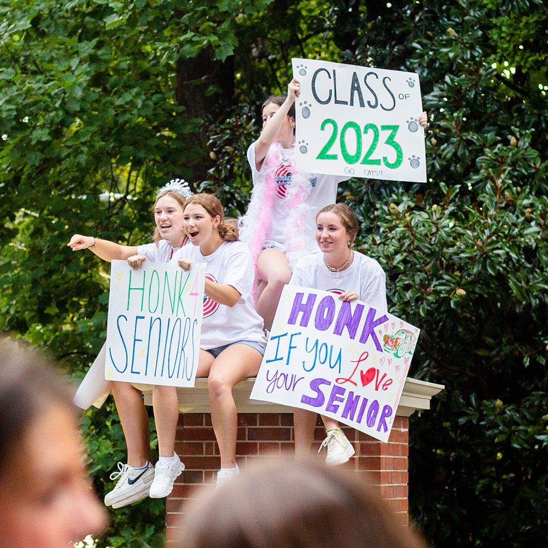 WestminsterATL's tweet photo. 🚗 Honk 4 Seniors! 🚙 The Class of 2023 kicked off the school year with an exuberant display of class spirit at the front gate. Way to go Senior Squad!
#westminstagram #classof2023 https://t.co/Mv91uBFQ03
