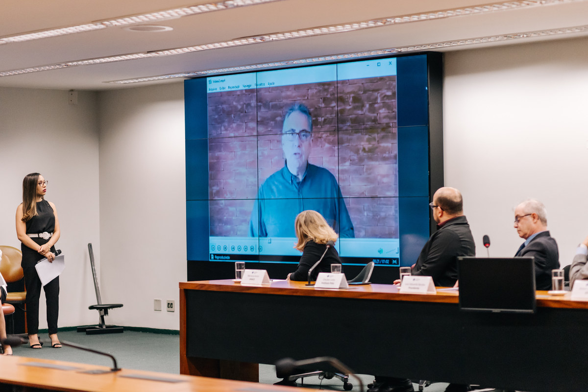 O futuro do setor elétrico brasileiro impacta a vida de todos os brasileiros. A criação da <a href="/EnergiaFrente/">Frente Nacional dos Consumidores de Energia</a> - Frente Nacional dos Consumidores de Energia, presidida por Luiz Eduardo Barata Ferreira, é a oportunidade de incluir os consumidores nas discussões que envolvem o setor. 🧶